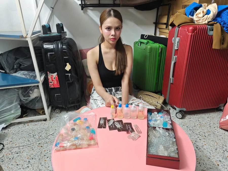 Dương Minh Tuấn, biệt danh "Hoàng Nato" (áo đỏ) và một số đối tượng bị bắt cùng tang vật. Ảnh CA TP HCM