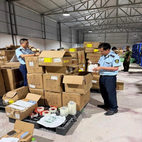 Lực lượng chức năng kiểm tra hàng hóa. (Ảnh: dms.gov.vn)
