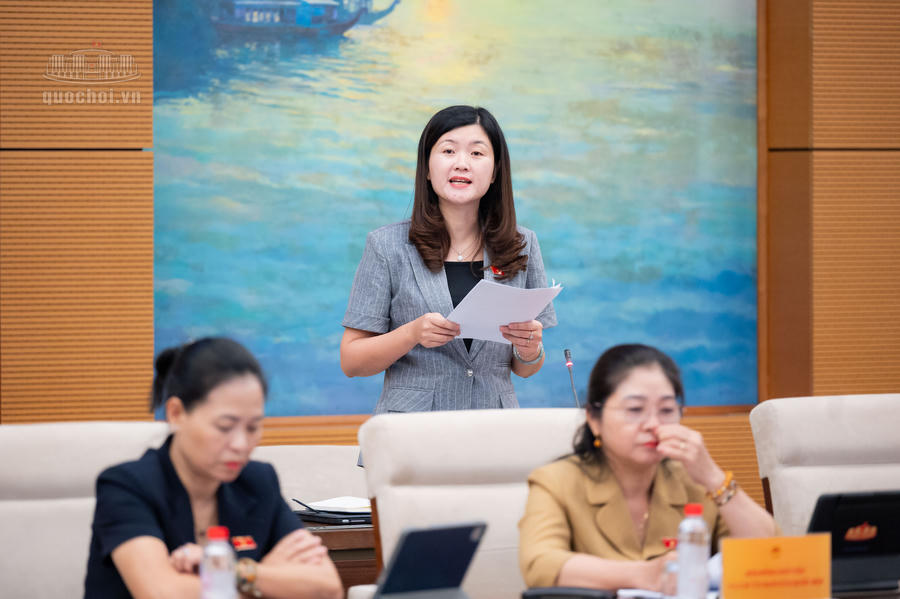 Đại biểu Nguyễn Thị Thùy Trang, Đoàn ĐBQH tỉnh Hưng Yên phát biểu. Ảnh: quochoi.vn