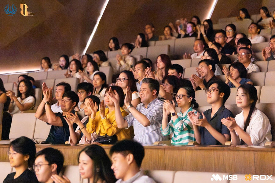 Tại Nhà hát Hồ Gươm, khán giả cùng hội tụ trong một không gian thưởng thức âm nhạc, nơi những kiệt tác vượt qua giới hạn thời đại để tạo nên sự đồng điệu giữa các thế hệ. Sự đồng hành của ROX Group và MSB góp phần mở rộng những điểm chạm văn hóa, đưa trải nghiệm nghệ thuật trở thành một phần ý nghĩa của đời sống đô thị.