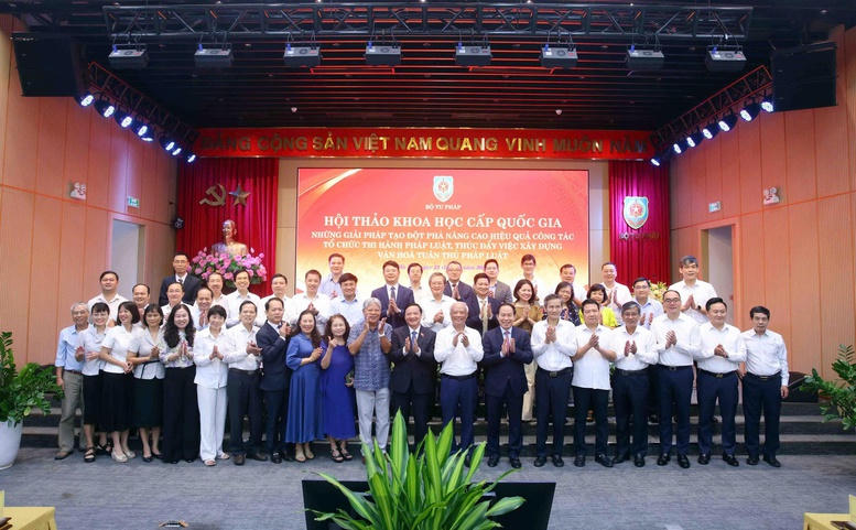 Phó Thủ tướng Lê Tiến Châu cùng các đại biểu chụp ảnh lưu niệm tại Hội thảo - Ảnh: chinhphu.vn/Thu Sa