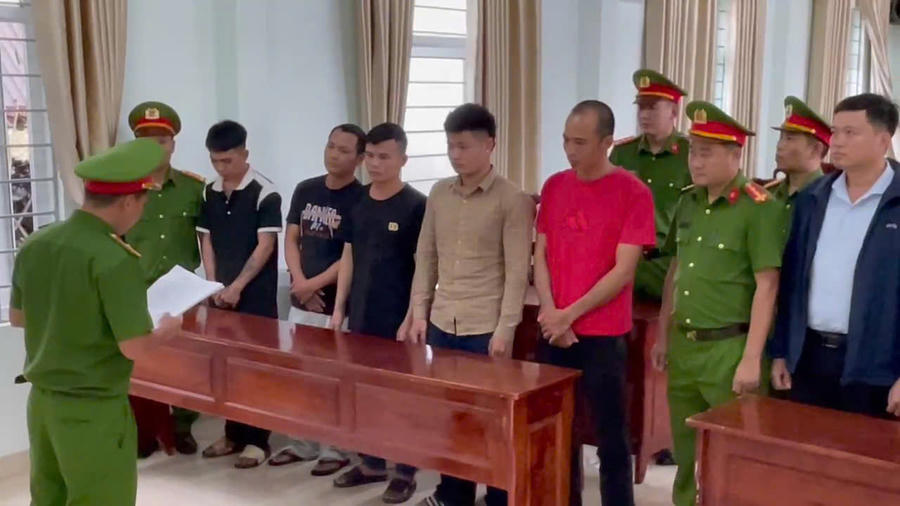 Hai nhóm sử dụng nhiều loại hung khí nguy hiểm lao vào đánh, chém nhau, khiến nhiều người bị thương tích nặng và gây mất an ninh trật tự tại khu vực.  