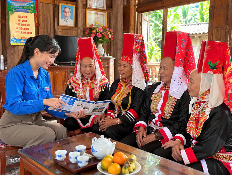 Lỷ Thị Vân trò chuyện, tuyên truyền, hướng dẫn bà con Dao ngay tại gia đình.