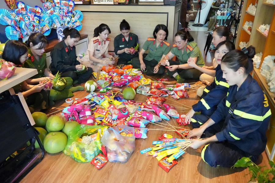 Gói sự yêu thương, tấm chân tình trong từng gói quà Trung thu gửi đến các em nhỏ vùng cao.