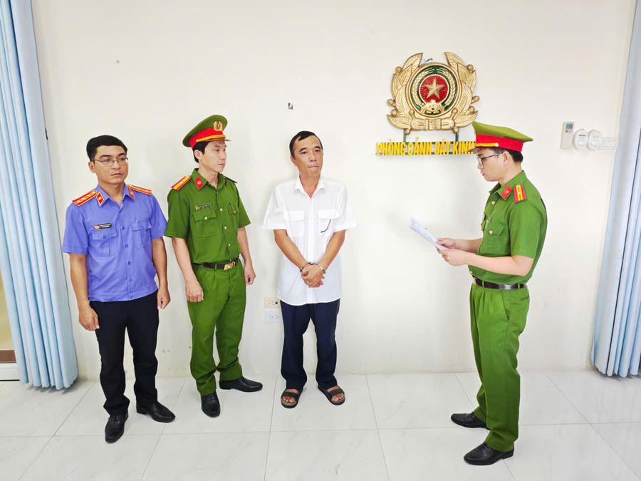 Đối tượng Phạm Quốc Trưởng (áo trắng). (Ảnh: CAVL)
