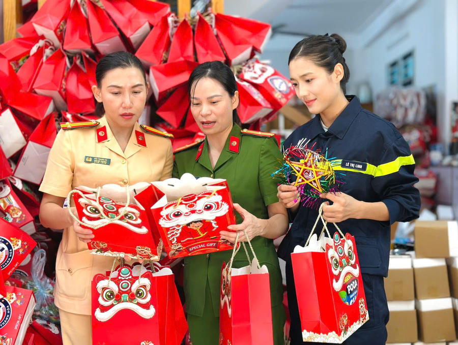 Mỗi món quà tuy giản dị nhưng chứa đựng sự quan tâm, sẻ chia và mong muốn các em có một mùa trăng vui hơn, đủ đầy hơn.