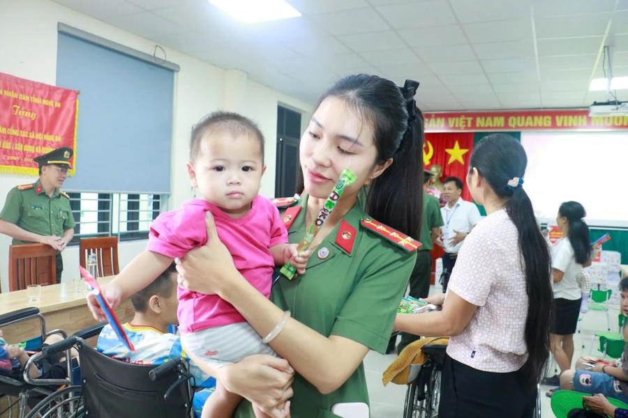Trao gửi yêu thương đến đến trẻ em có hoàn cảnh đặc biệt.