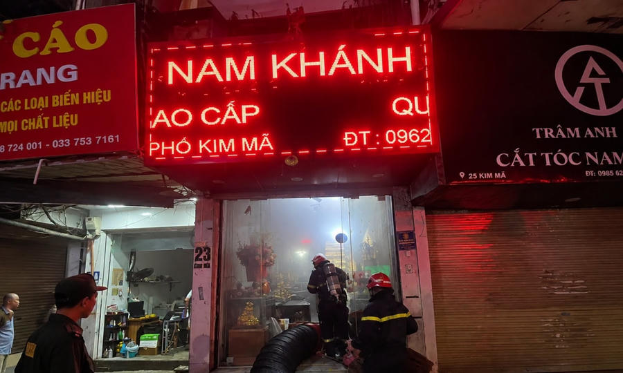 Hiện trường ngôi nhà bốc cháy trong đêm. Ảnh: CA Hà Nội.