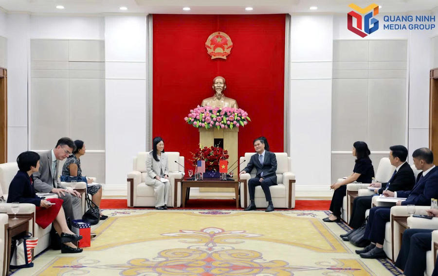 Ông Bùi Văn Khắng, Phó Bí thư Thành ủy, Chủ tịch UBND TP Quảng Ninh, tiếp, làm việc với Đại sứ đặc mệnh toàn quyền Hoa Kỳ tại Việt Nam.Ảnh: Báo Quảng Ninh Ông Bùi Văn Khắng, Phó Bí thư Thành ủy, Chủ tịch UBND TP Quảng Ninh, tiếp, làm việc với Đại sứ đặc mệnh toàn quyền Hoa Kỳ tại Việt Nam.Ảnh: Báo Quảng Ninh