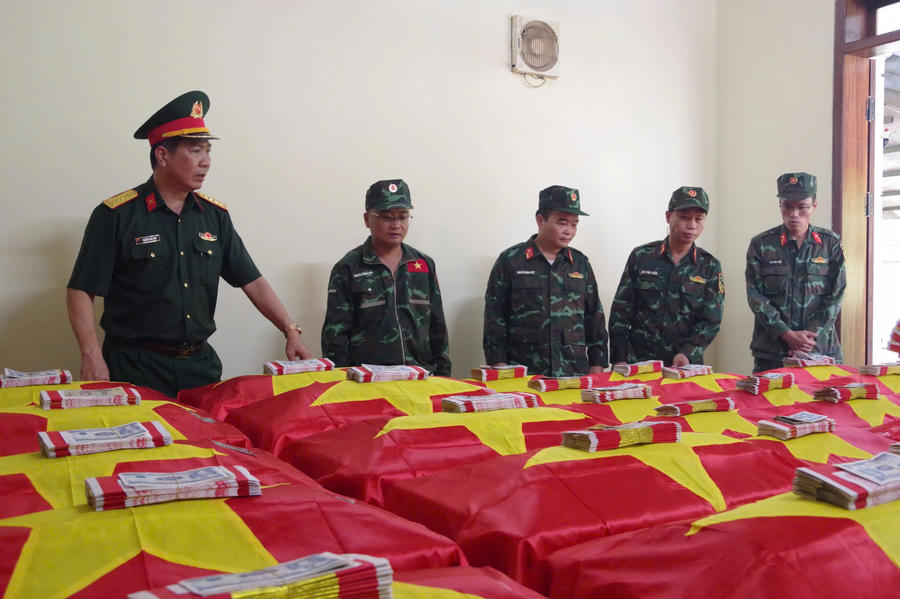 Đại tá Nguyễn Hoài Nam và cán bộ, chiến sĩ Đội tìm kiếm, quy tập hài cốt liệt sĩ tại nhà quàn của đơn vị.