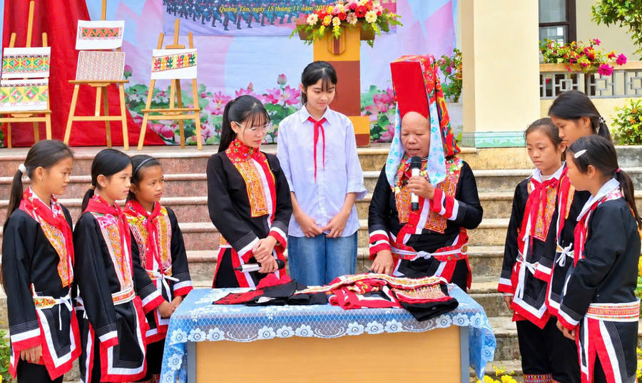 Lỷ Thị Vân cùng các em học sinh tìm hiểu, gìn giữ trang phục và văn hóa truyền thống của đồng bào Dao.