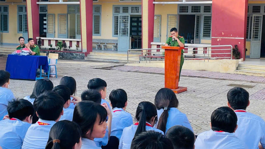 Lực lượng công an hướng dẫn học sinh phòng, chống tội phạm lừa đảo trên không gian  mạng.
