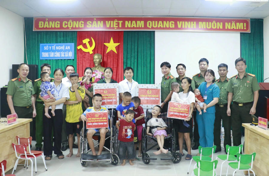 Đoàn công tác tặng quà Trung tâm Công tác xã hội tỉnh Nghệ An.
