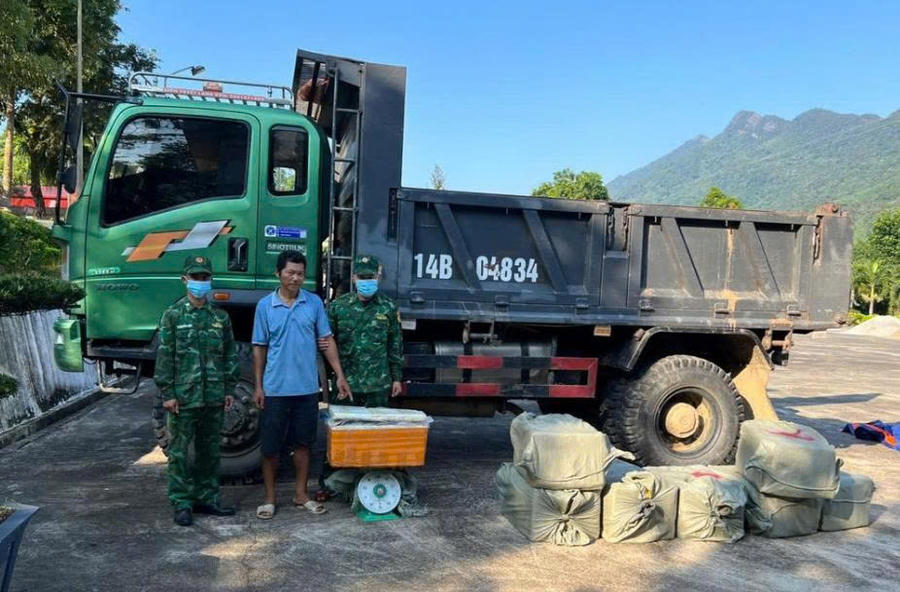 Đối tượng Phùn Màn Chắn cùng phương tiện và tang vật. Đối tượng Phùn Màn Chắn cùng phương tiện và tang vật.