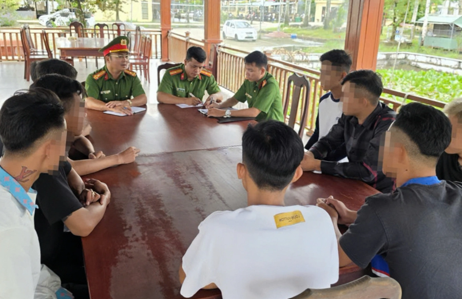 Công an mời làm việc nhóm thanh thiếu niên dàn dựng video đánh nhau nhằm câu view (Ảnh: Văn Vũ).