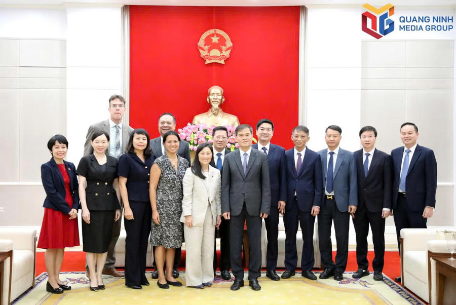 Các đại biểu chụp ảnh lưu niệm tại buổi tiếp xã giao.Ảnh: Báo Quảng Ninh