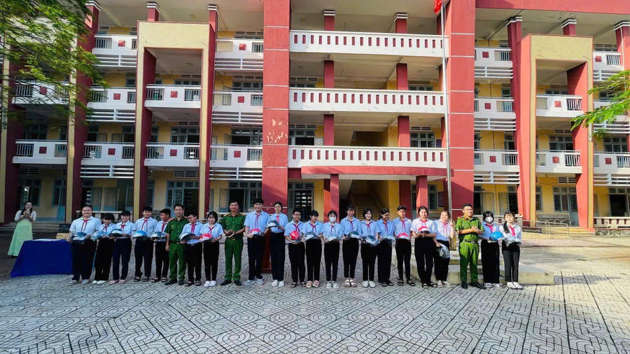 Lực lượng công an hướng dẫn học sinh phòng, chống tội phạm lừa đảo trên không gian  mạng.