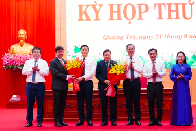 Lãnh đạo tỉnh Quảng Trị tặng hoa chúc mừng ông Bùi Hoàng Phương (thứ 2 bên trái) và ông Lê Hồng Vinh (đứng giữa) (Ảnh: Hiếu Thanh).
Lãnh đạo tỉnh Quảng Trị tặng hoa chúc mừng ông Bùi Hoàng Phương (thứ 2 bên trái) và ông Lê Hồng Vinh (đứng giữa) (Ảnh: Hiếu Thanh).