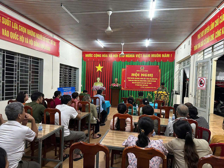 Lực lượng công an hướng dẫn người dân phòng, chống với các loại tội phạm trên không gian  mạng.