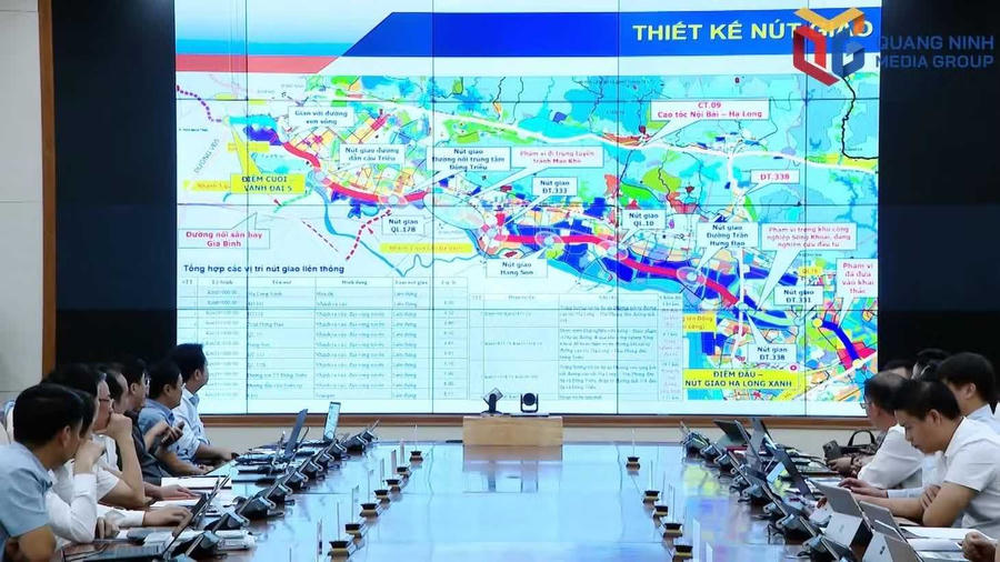UBND thành phố Quảng Ninh nghe phương án đầu tư tuyến cao tốc kết nối Hải Phòng - Hạ Long với đường Vành đai 5 - Vùng Thủ đô Hà Nội. Ảnh: Đỗ Phương.