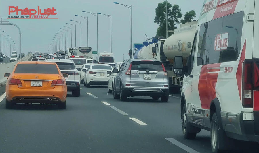 Các phương tiện lưu thông trên tuyến cao tốc Hà Nội-Hải Phòng. Hình ảnh minh hoạ