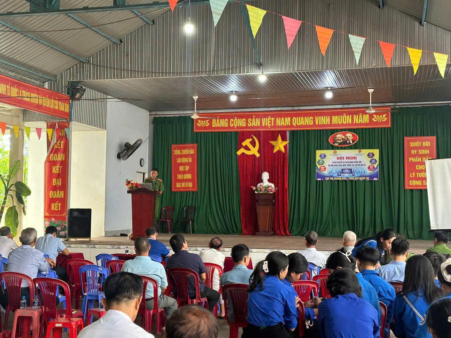 Lực lượng công an hướng dẫn người dân phòng, chống với các loại tội phạm trên không gian  mạng.