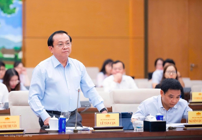 Thứ trưởng Tài chính Lê Tấn Cận trình bày về nội dung dự thảo luật, tại phiên họp chiều 22/9. Ảnh: Cổng thông tin điện tử Quốc hội
