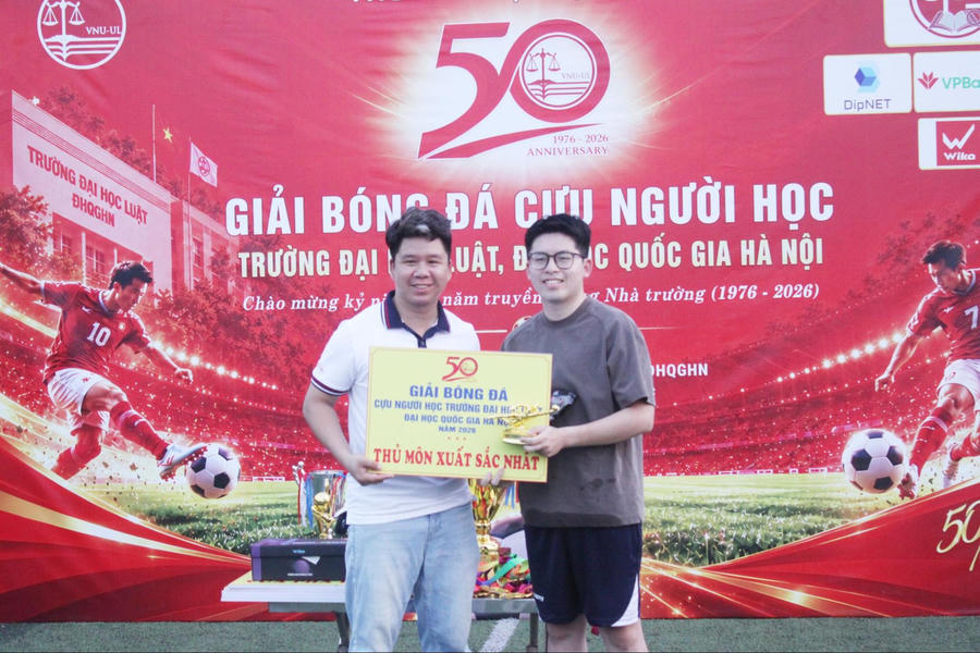 Ban Tổ chức trao cúp và các danh hiệu cho những tập thể, cá nhân có thành tích nổi bật tại giải đấu.