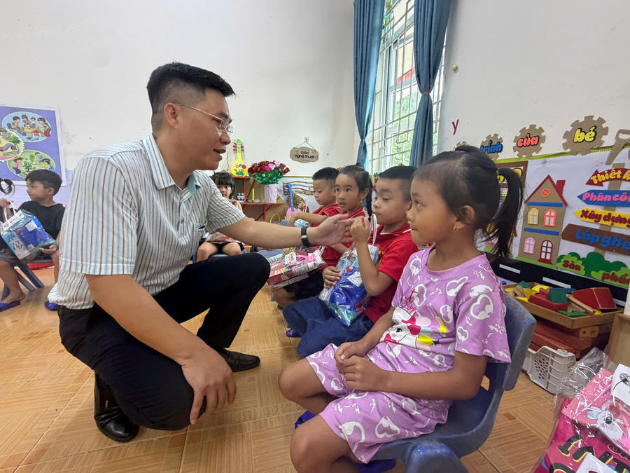 Niềm vui của các em nhỏ tại Thắng Lợi khi đón nhận những phần quà Trung thu từ chương trình "Trung thu của em"