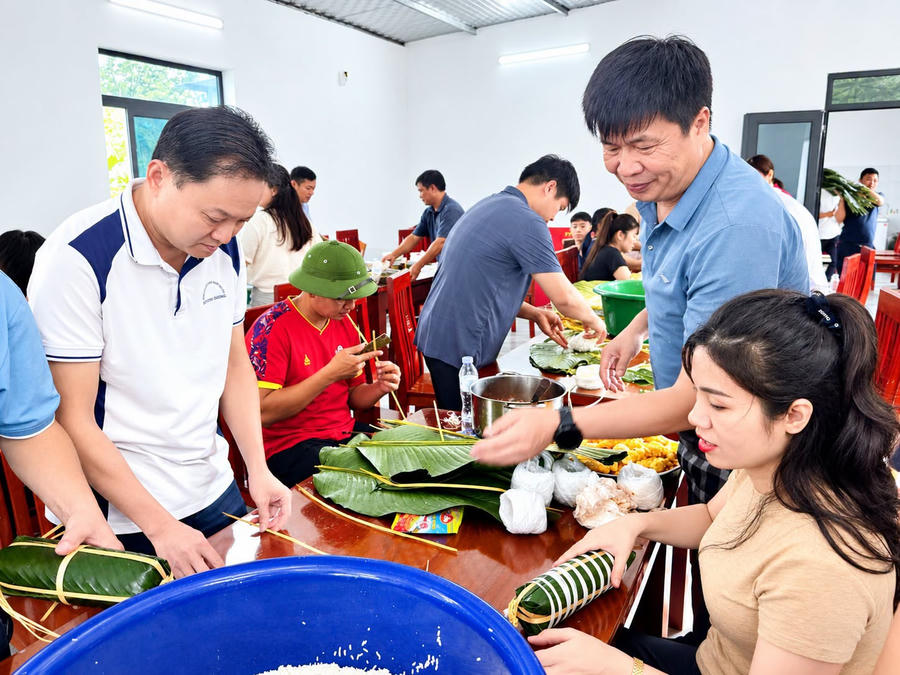 Gói bánh chưng xanh gửi đến các em nhỏ.