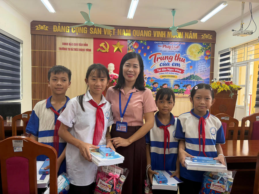 Các em học sinh có hoàn cảnh khó khăn tại Ngọc Vừng nhận quà và đồ dùng học tập trong chương trình “Trung thu của em”.