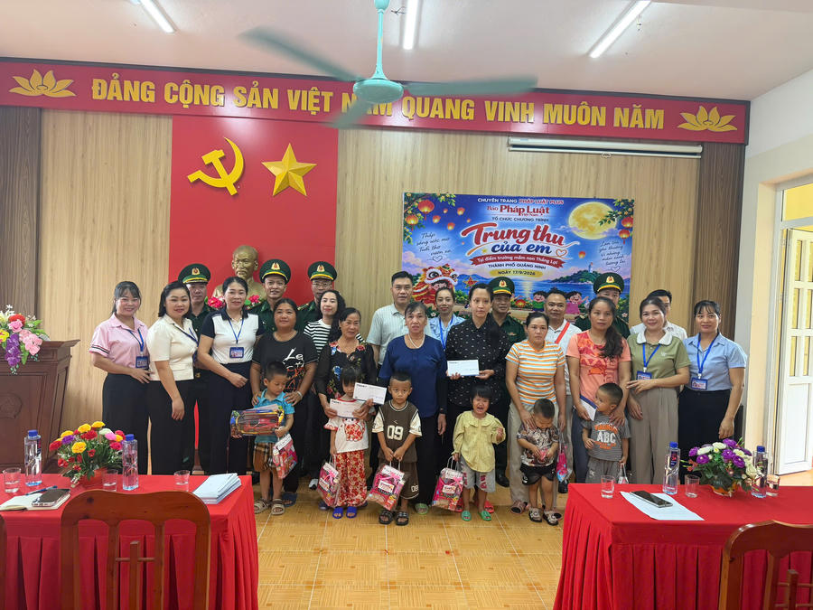 Đại diện Chuyên trang Pháp Luật Plus - Báo Pháp luật Việt Nam trao quà, động viên học sinh có hoàn cảnh khó khăn tại điểm trường Tiểu học và THCS Ngọc Vừng.