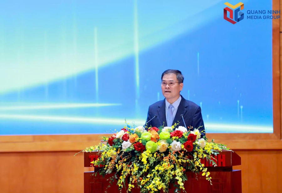 Ông Bùi Văn Khắng, Phó Bí thư Thành ủy, Chủ tịch UBND thành phố Quảng Ninh phát biểu tại hội nghị.Ảnh: Báo Quảng Ninh