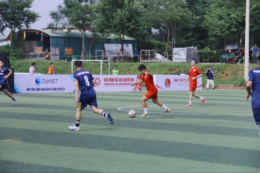 Những cuộc tranh tài sôi nổi tạo nên không khí thể thao hào hứng trong ngày hội của cộng đồng người học.