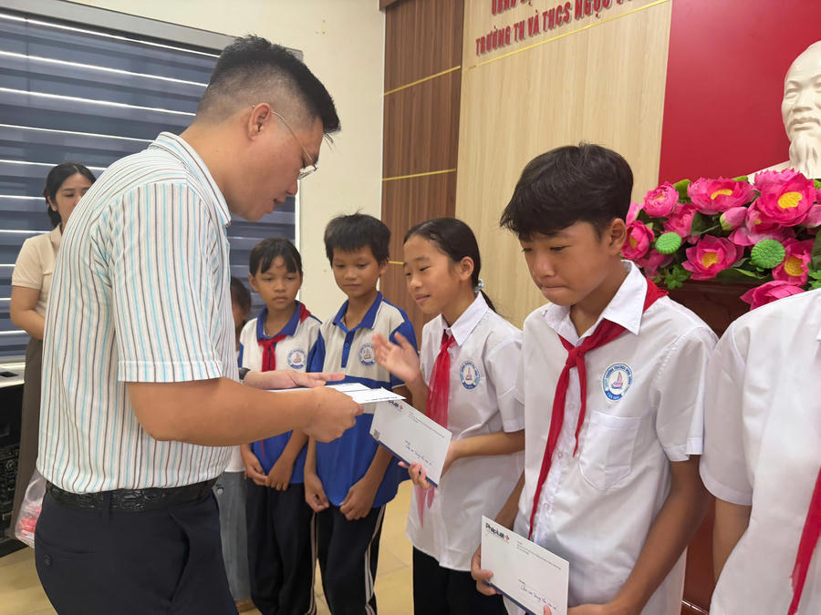 Đại diện Chuyên trang Pháp Luật Plus - Báo Pháp luật Việt Nam trao quà, động viên học sinh có hoàn cảnh khó khăn tại điểm trường Tiểu học và THCS Ngọc Vừng.