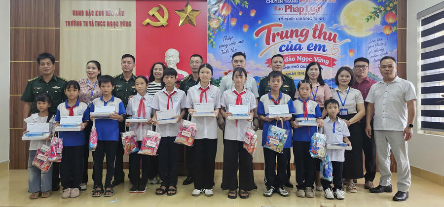 Đại diện Chuyên trang Pháp Luật Plus - Báo Pháp luật Việt Nam trao quà, động viên học sinh có hoàn cảnh khó khăn tại điểm trường Tiểu học và THCS Ngọc Vừng.