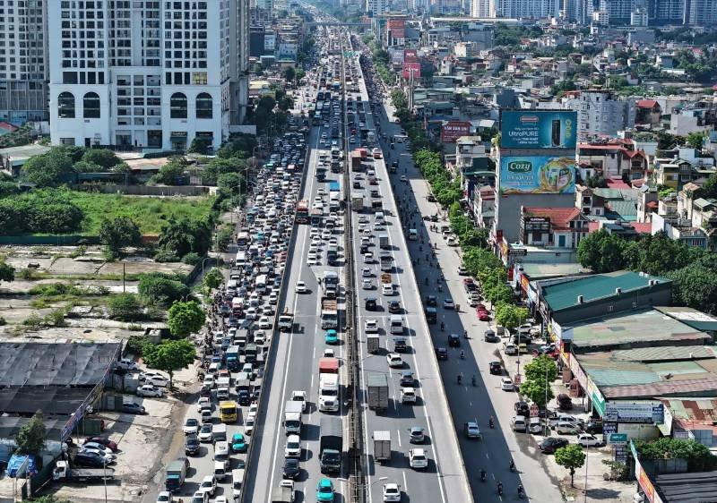 Vành đai 3 (cả trên cao và dưới thấp) luôn ùn tắc do mật độ phương tiện rất lớn.