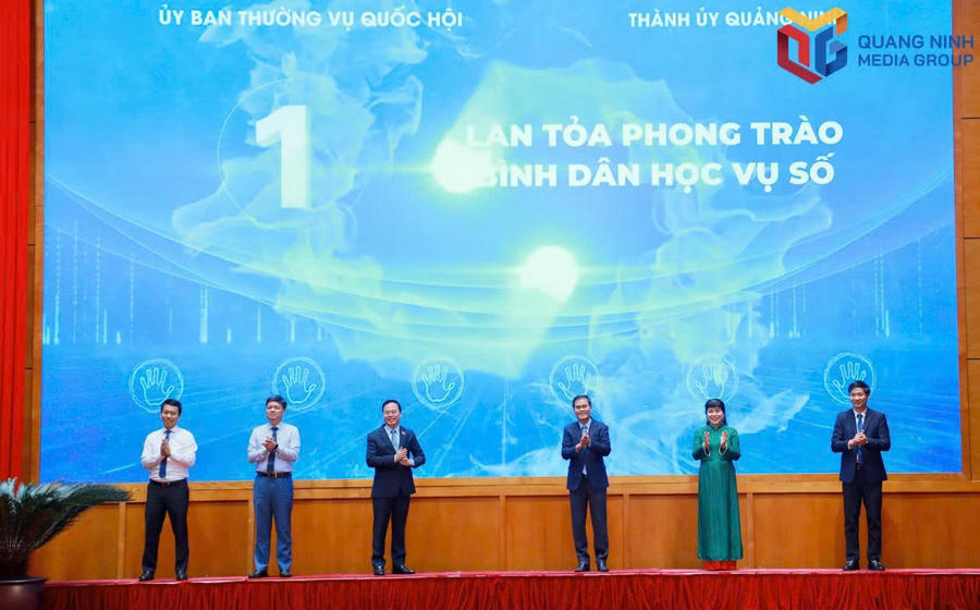 Các đại biểu bấm nút khởi động đợt cao điểm học tập bộ học liệu đa phương tiện.Ảnh: Báo Quảng Ninh