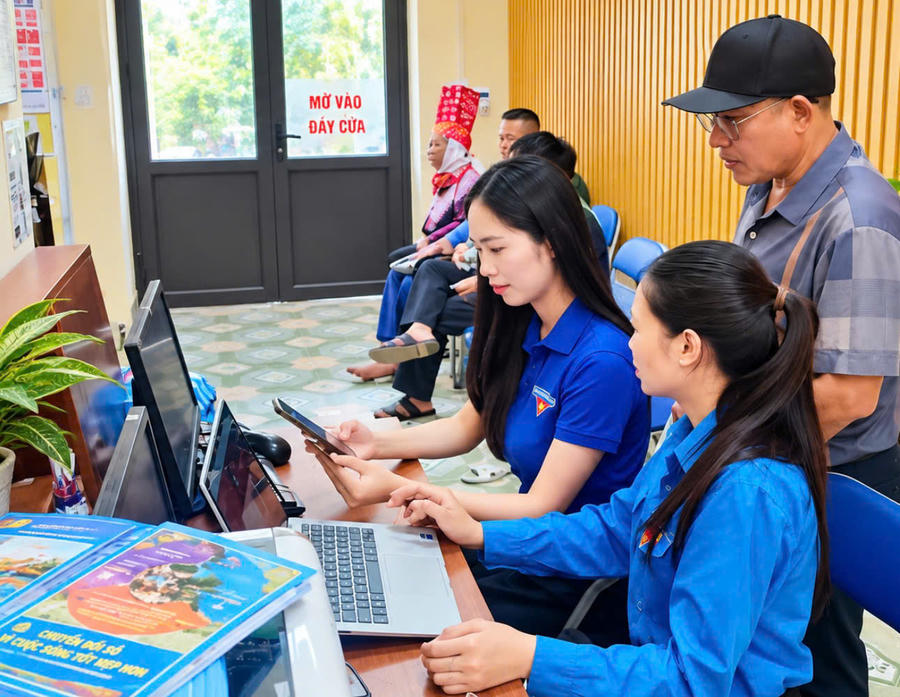 Cán bộ, đoàn viên thanh niên thực hành học tiếng Dao trên nền tảng số, đưa việc học đến gần hơn với thực tiễn.