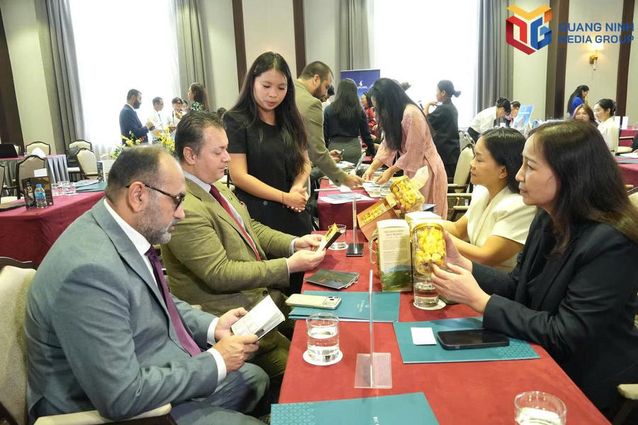 Sản phẩm OCOP Quảng Ninh được giới thiệu đến các đối tác trong khuôn khổ chương trình famtrip.Ảnh: Báo Quảng Ninh
