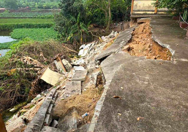 Sạt lở nhà văn hóa Phú Nhiêu (cũ). Ảnh: Trang thông tin điện tử xã Vật Lại đăng tải ngày 16/8/2026
Sạt lở nhà văn hóa Phú Nhiêu (cũ). Ảnh: Trang thông tin điện tử xã Vật Lại đăng tải ngày 16/8/2026