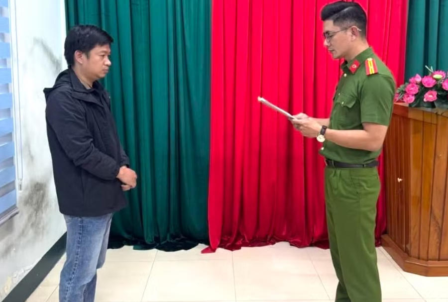 Cơ quan điều tra tống đạt các quyết định tố tụng đối với Trần Văn Chính (Ảnh: Công an Gia Lai)