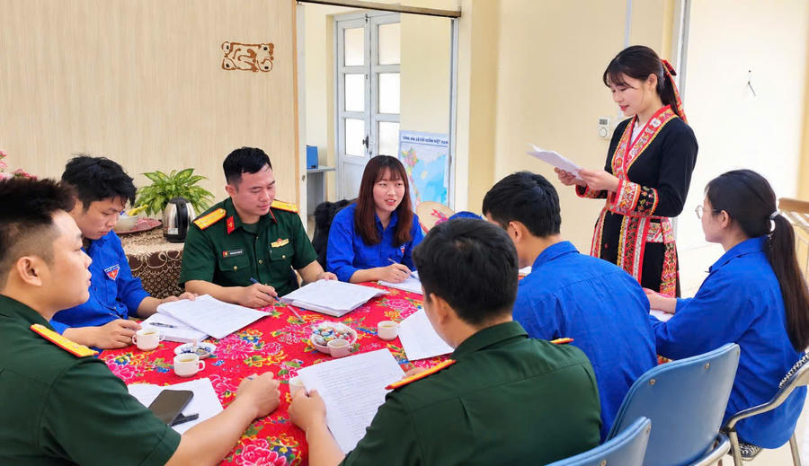Lỷ Thị Vân hướng dẫn học viên thực hành tiếng Dao, giúp việc học gắn với giao tiếp và tình huống thực tế.