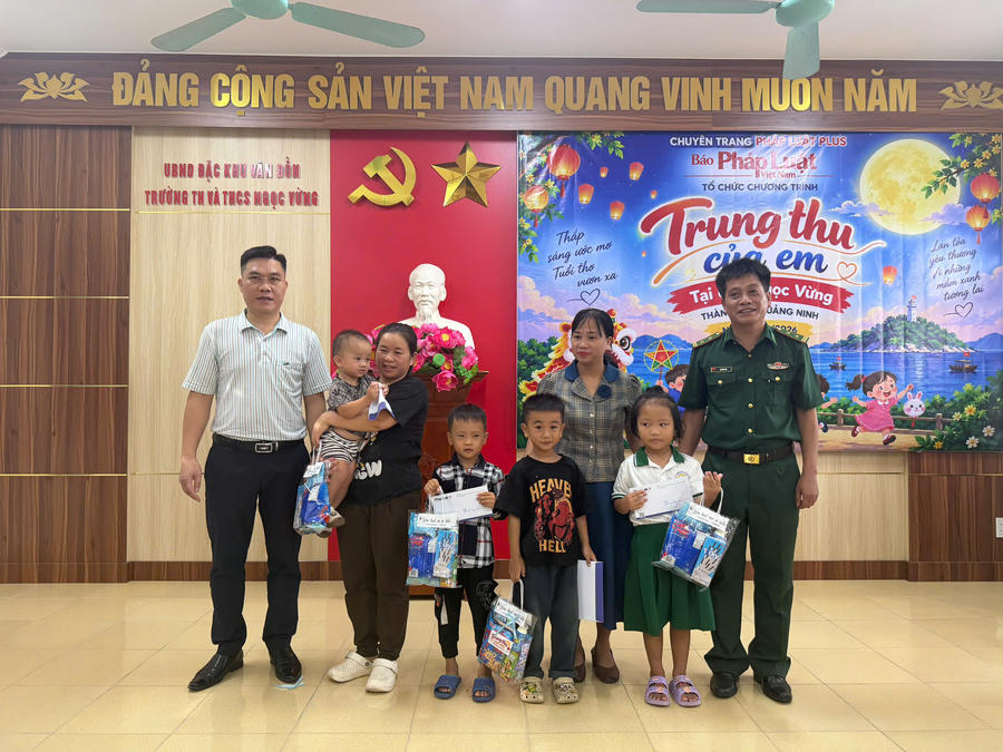 Hành trình “Trung thu của em” mang những phần quà từ đất liền đến với trẻ em có hoàn cảnh khó khăn nơi đảo xa Quảng Ninh.