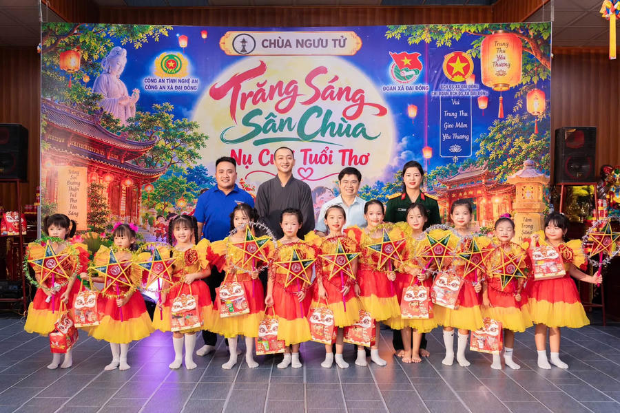 Trăng sáng sân chùa, nụ cười tuổi thơ.