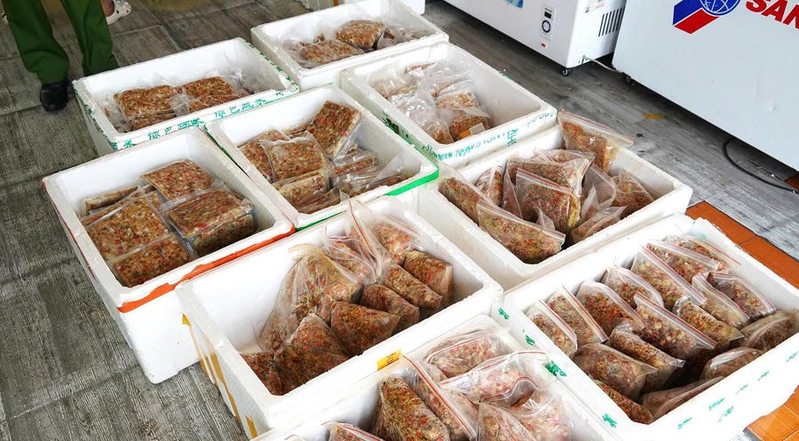 Số nguyên liệu làm bánh Trung thu không rõ nguồn gốc xuất xứ bị lực lượng chức năng phát hiện.