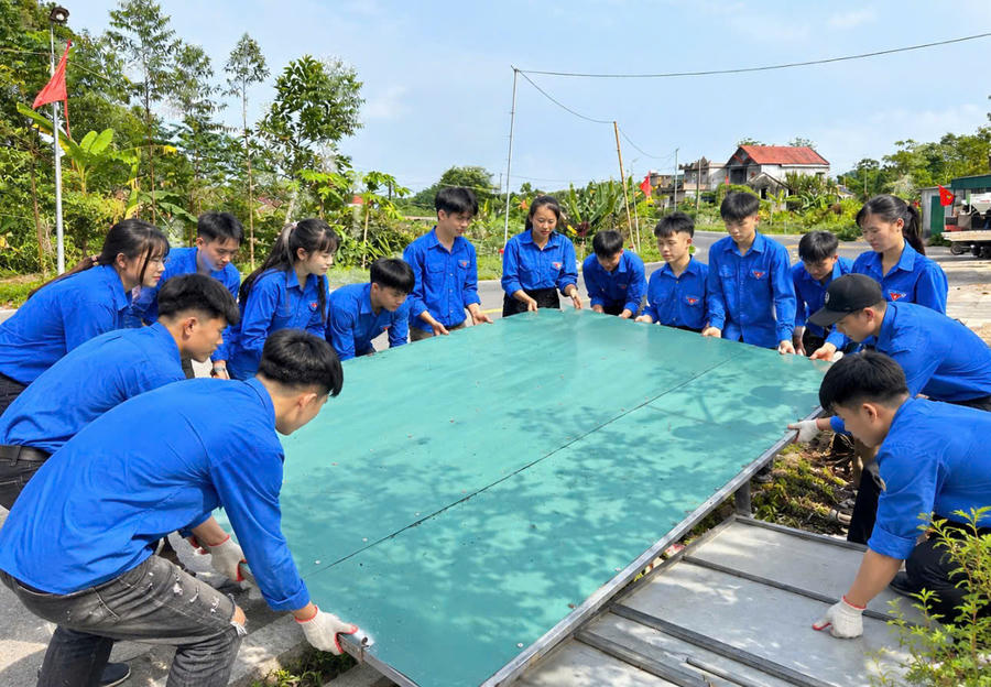 Lỷ Thị Vân cùng đoàn viên, thanh niên xã Quảng Tân chung sức lao động, góp phần xây dựng bản làng xanh, sạch, đẹp.