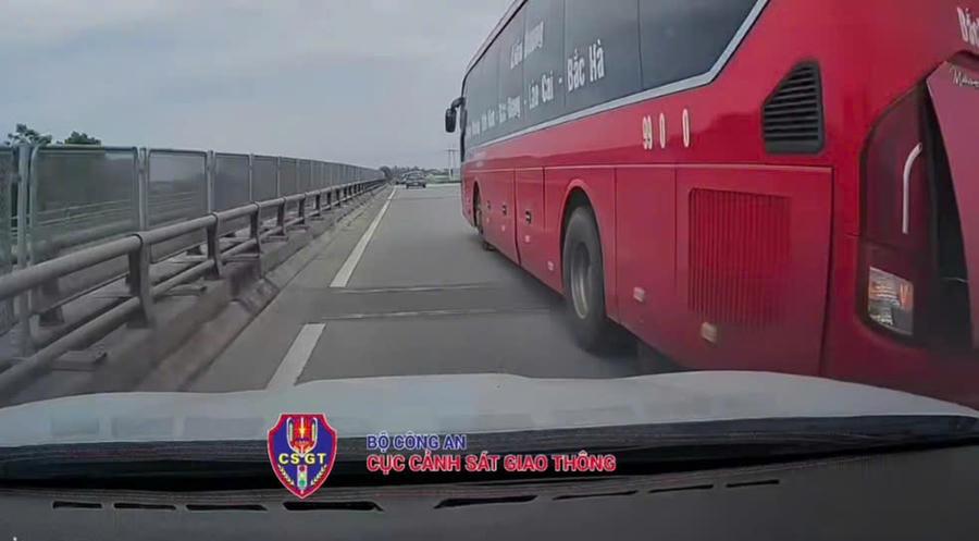 Xử phạt lái xe khách "vượt ẩu" không bảo đảm khoảng cách an toàn với xe phía sau trên cao tốc Nội Bài - Lào Cai.