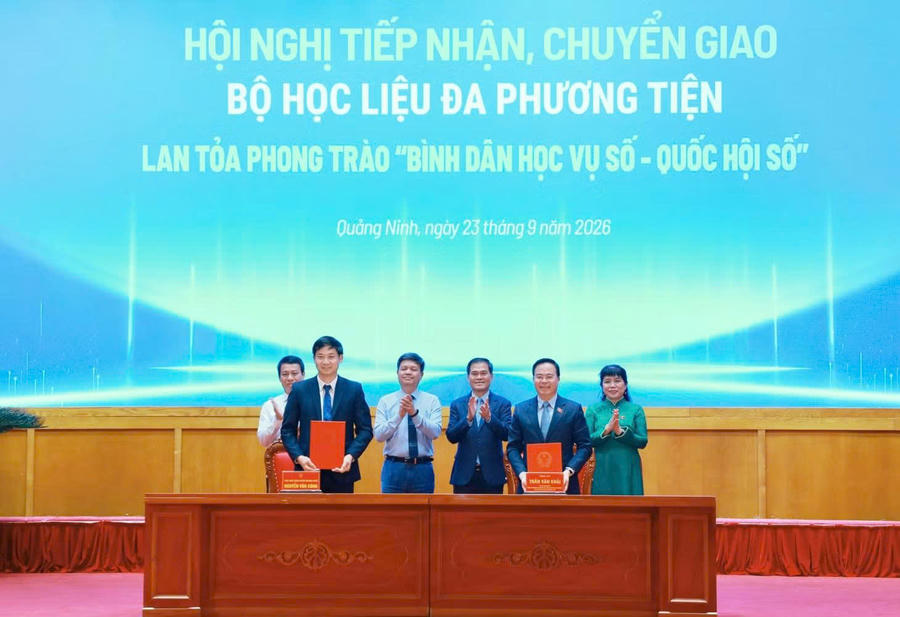Các đại biểu ký kết biên bản tiếp nhận, bàn giao bộ học liệu đa phương tiện.Ảnh: Báo Quảng Ninh