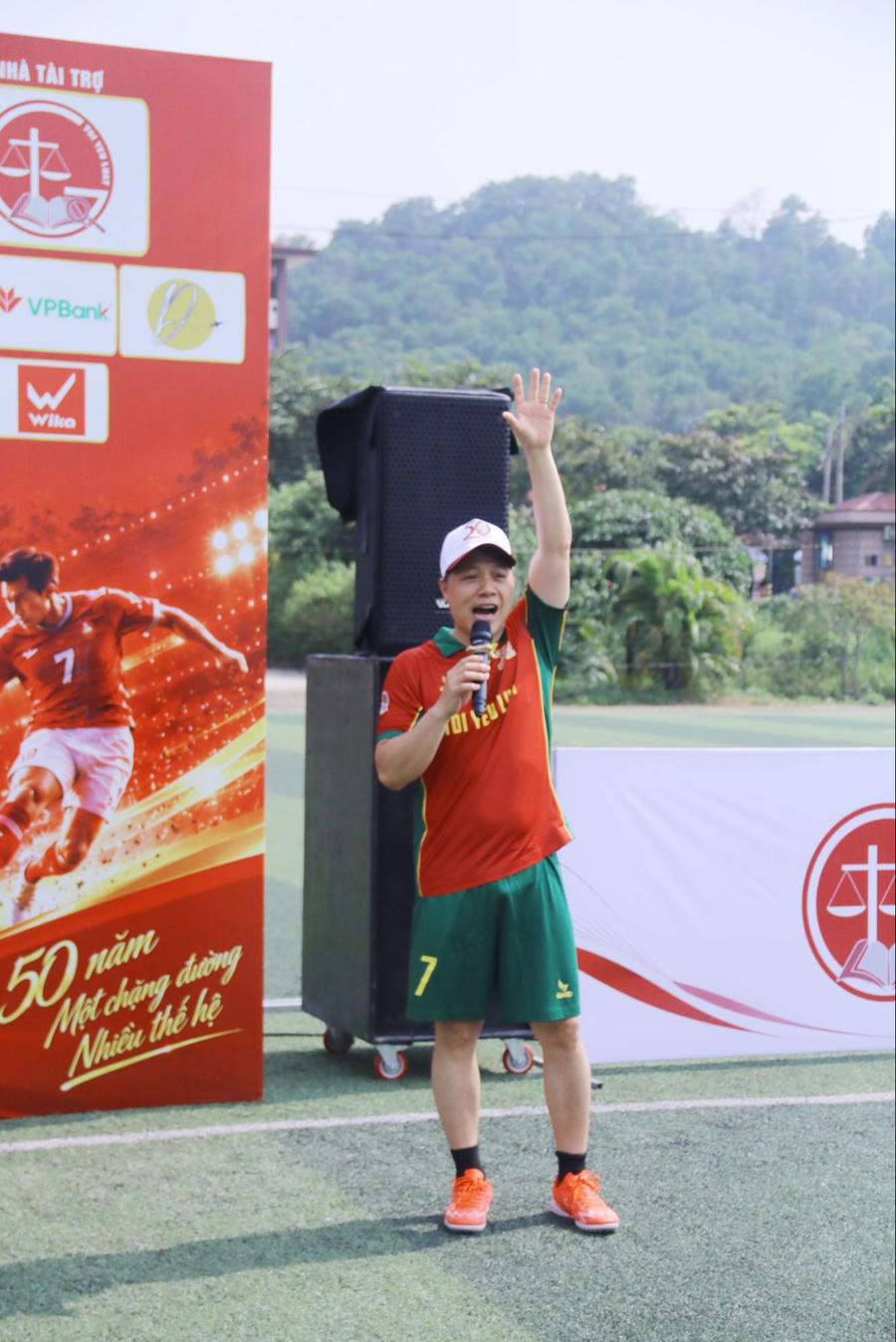 PGS.TS Đặng Minh Tuấn – Trưởng Tiểu ban cựu người học Trường Đại học Luật – ĐHQGHN phát biểu khai mạc giải.
